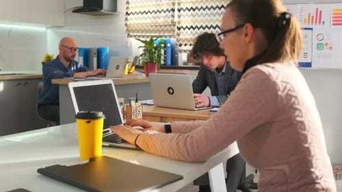 Femme travaillant en collaboration Femme professionnelle dans un espace de travail partagé Femme travaillant sur un ordinateur portable dans