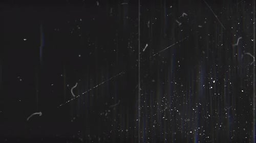 Retro-Filmschaden mit staubigen Kratzern und digitalen Glitch-Linien