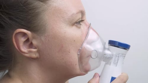Une femme malade utilise un nébuliseur à la maison