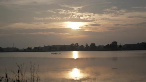schöner und natürlicher Blick auf den See bei Sonnenuntergang