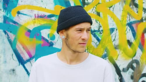 Retrato de skatista com fundo de grafite