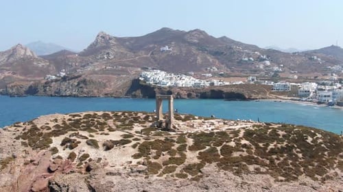 Vue aérienne prise par drone sur une île grecque, le temple d'Apollon, Naxos
