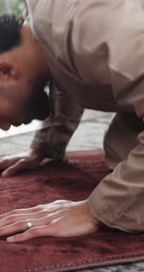 Accueil, prière et salut avec un musulman pour la foi, l'adoration et la louange d'Allah pour sa gratitude