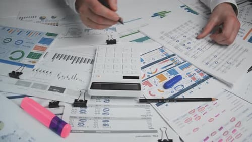 Primer plano de la calculadora en el escritorio del auditor