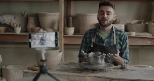 Tutorial de grabación creativa para vlogueros sobre cerámica hablando y dando forma a la arcilla con la cámara de un teléfono inteligente