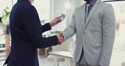 Poignée de main, paiement et crime avec des hommes d'affaires dans un bureau échangeant de l'argent contre du blanchiment