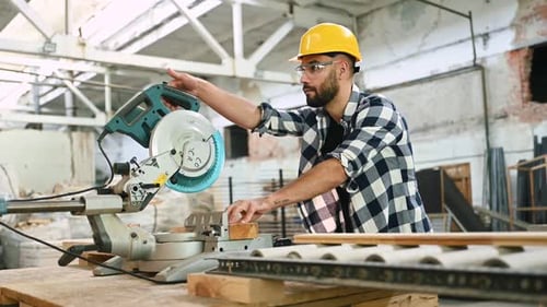 Procédé de coupe du bois. Ouvrier industriel dans un entrepôt.