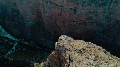 Luftaufnahme einer majestätischen Schlucht und eines sich schlängelnden Flusses