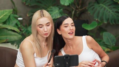Vídeo tutorial de belleza y cosmética para una mujer joven haciendo contenido. Relajarse