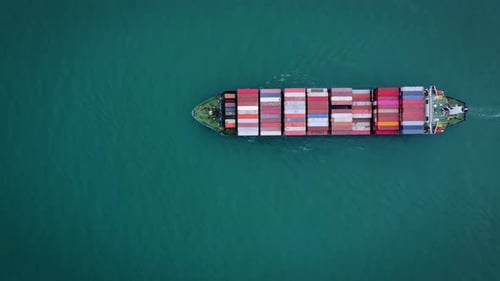 Vue aérienne d'un porte-conteneurs dans la mer