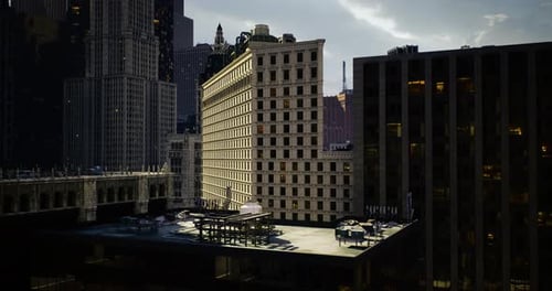 La arquitectura urbana destaca un edificio único en el paisaje de la ciudad durante el crepúsculo