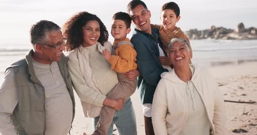 Amor, cara y una gran familia feliz en la playa, unión y viajes, emoción y libertad en la naturaleza