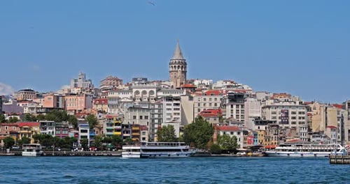 Vue générale par drone de la tour historique de Galata d'Istanbul