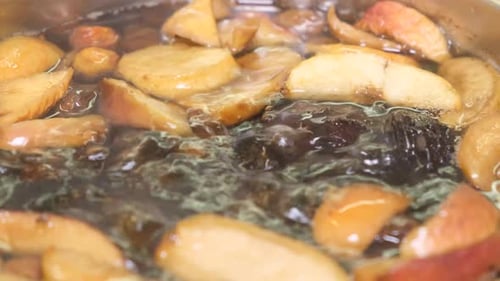 Ein Getränk aus getrockneten Früchten kochen