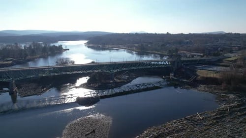 Promenade le long du pont historique de la Nouvelle-Angleterre enjambant des barrages et des voies navigables aux premiers rayons du soleil