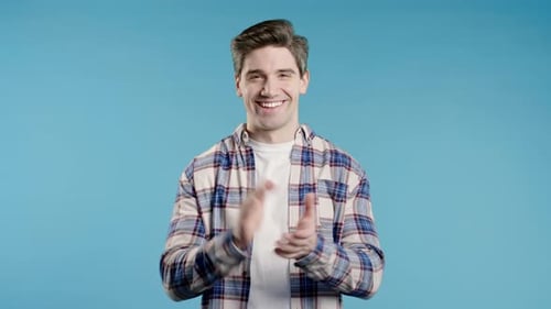 Lächelnder weißer Mann klatscht in die Hände, gratuliert der Unterstützung und jubelt Dankbarkeit