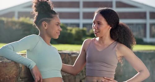 Fitness, Freunde und Frauen im Freien mit Gesprächen nach dem Laufen, Training