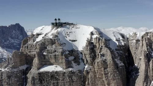 Station de télésiège au sommet des Alpes, vue aérienne