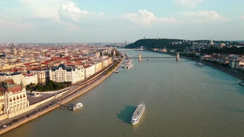 Vista aérea de Budapeste com a Ponte das Correntes e o Rio Danúbio