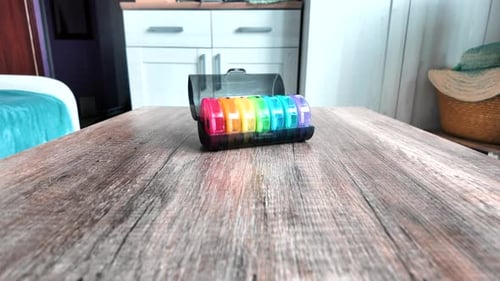 Boîte colorée en plastique pour consommer des pilules tous les jours. Zoom avant lent.