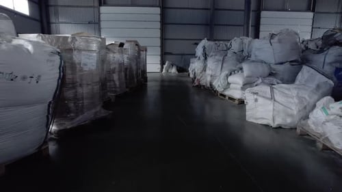 Abris de stockage : grands contenants remplis de matières premières