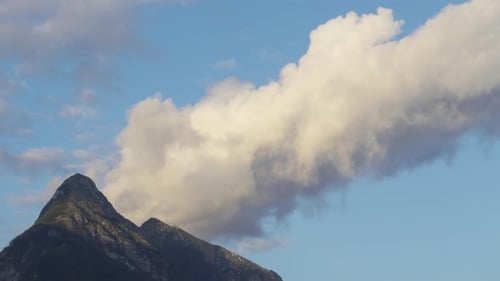 Ein Berggipfel, aus dem scheinbar ein Wolkenturm emporsteigt