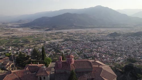 Survolez le monastère Saint-Étienne, le complexe du monastère des Météores en Thessalie, dans le centre de la Grèce.