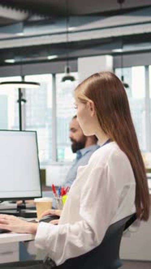 Vertikaler Video-Junior-Entwickler, der die Leistung mithilfe von AI LLM Chatbot optimiert