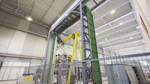 Große Industrieanlage in einem geräumigen Labor mit hohen Decken