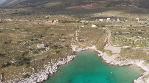 Wunderschöner Strand und Wasserbucht in der spektakulären griechischen Küstenlinie. Türkisblau transparent