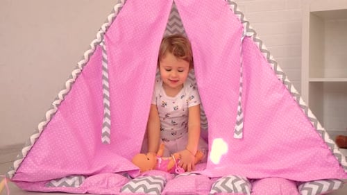 A criança brinca na casa das crianças