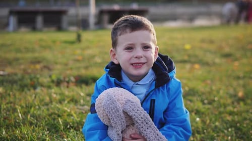 Portrait de petit garçon dans le parc