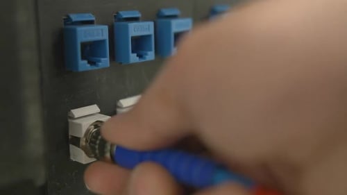 Conexión de un cable SDI y un cable RJ45