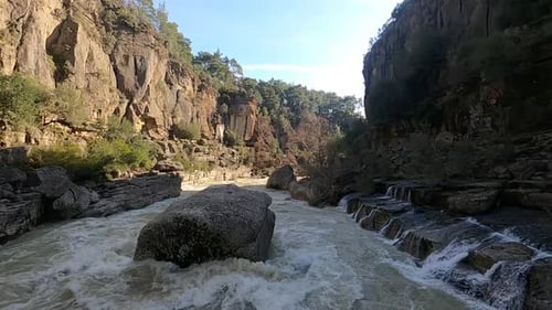Vidéo Drone d'une rivière dans le canyon de Koprulu Vue panoramique sur la nature en Turquie