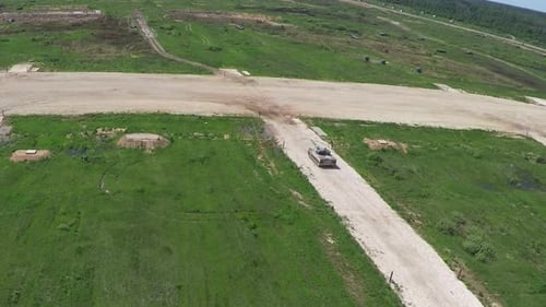 La guerre entre la Russie et l'Ukraine survole le char de tir