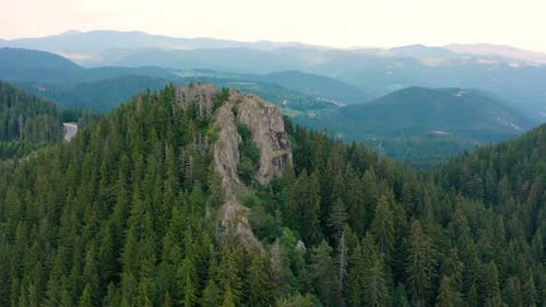 Vue sur les rochers « The Bride » (neviastata), près de la petite ville de Smolyan, en Bulgarie