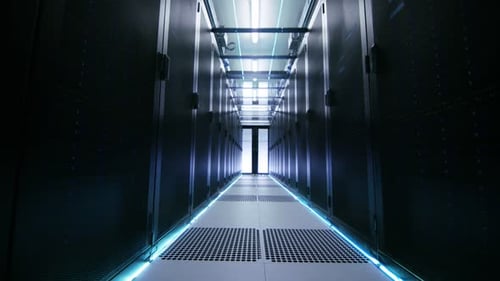 La caméra traverse un centre de données illuminé par l'atmosphère avec des rangées de serveurs en rack et du verre Ce