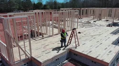 Während des Bauprozesses überprüft der Architekturingenieur die Qualität der auf der Baustelle ausgeführten Arbeiten anhand von
