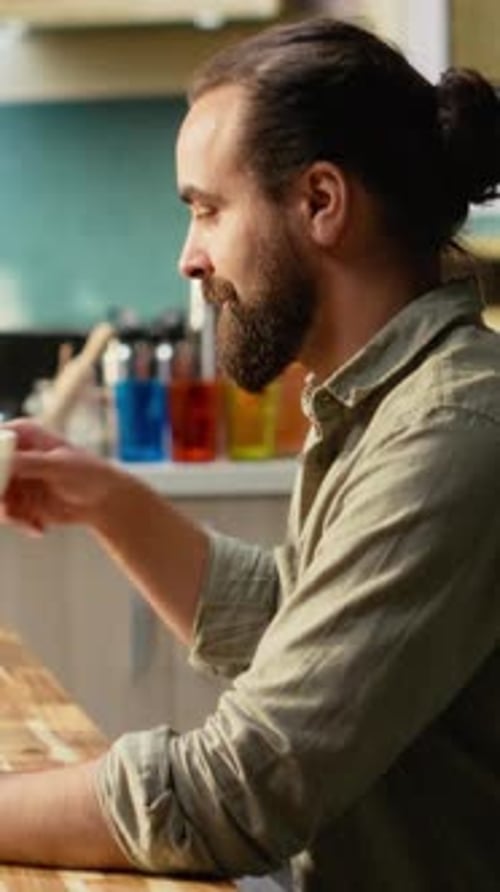 Vertical Video Man Programmierer entwickelt Webcode-Softwaresysteme auf einem Laptop