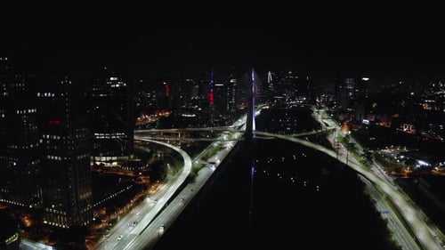 Foto Cinematográfico de drone se aproximando da icônica Ponte Estaiada em São Paulo, Brasil, e passando por ela