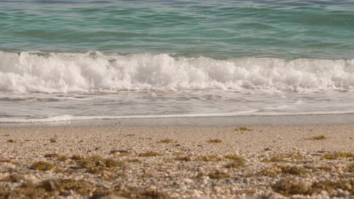 Meereswellen an einem Sandstrand