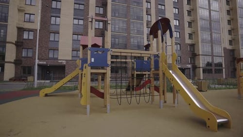 Der Spielplatz lädt Kinder ein, in die Natur einzutauchen und mit Freunden zu spielen