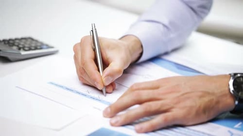 Geschäfts-, Personal-, Schreib-, Büro- und Technologiekonzept — Geschäftsmann in den Händen eines Taschenrechners
