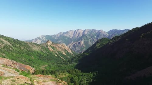 Vue aérienne par drone du mont Raymond et de Gobbler's Knob dans le Big Cottonwood Canyon, près de Salt Lake City,