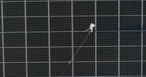 Vue aérienne d'un technicien d'assistance à la maintenance en uniforme, souriant et satisfait de son travail