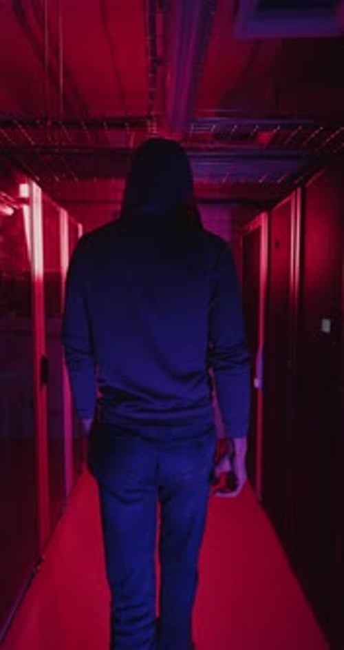 Homme dans une chambre noire avec des lumières rouges