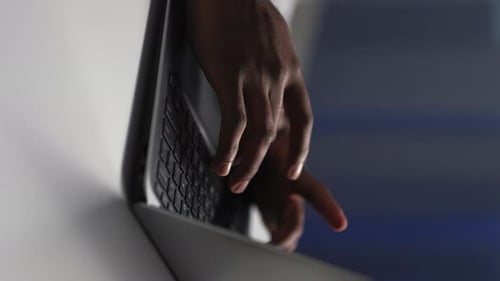 Vertikaler Remote-Job, spätes Tippen mit Laptop von Hand