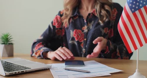 Une agente consulaire américaine donne un passeport à un immigrant de sexe masculin, visa de travail