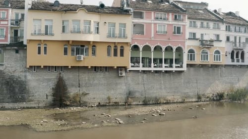 Revelación a la altura de los ojos del puente de madera cubierto de Lovech en Bulgaria por el arquitecto Kolyu Ficheto sobre el Os