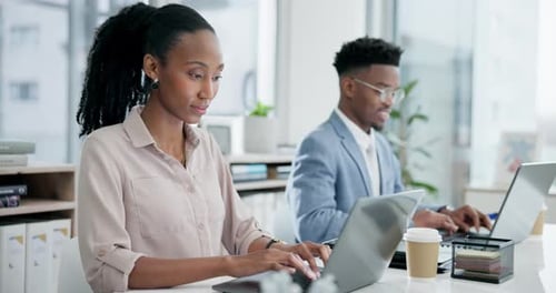 Femme noire heureuse et travaillant en entreprise sur ordinateur au bureau ou planifiant un rapport en ligne